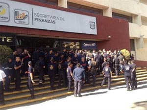 Protestan bomberos frente a la Secretaría de Finanzas