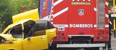Choque entre Bomberos y un auto en las vías del Metrotranvía