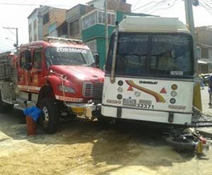 Un muerto y 14 heridos por choque de máquina de Bomberos en Ciudad Bolívar