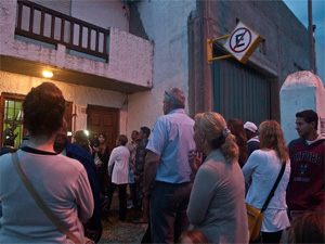 Vecinos en las inmediaciones del cuartel de bomberos 