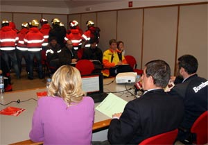 Una treintena de Bomberos irrumpe en un acto en Lleida del director de Emergencias para reclamar efectivos