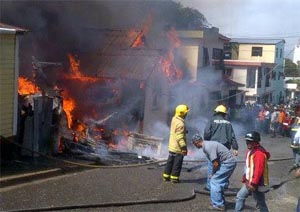 Incendio Consume Vivienda y Causa Daños en otras dos