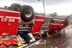 Dos lesionados leves por volcamiento de máquina de Bomberos en Engativá