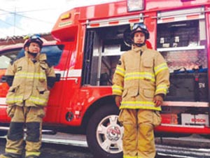 Nueva unidad de rescate presentó Bomberos de Latacunga