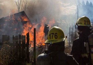 Tres casas de madera, dos galpones destruidos y un bombero con una herida leve