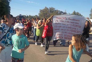 Un centenar de vecinos se solidarizó con los bomberos en Catriel