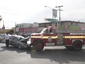 Choca contra unidad de Bomberos