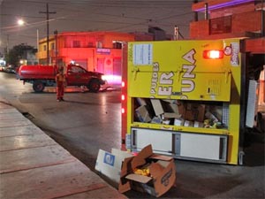 Vuelca camión de frituras tras chocar contra unidad de bomberos