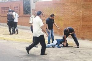 Jefe de Bomberos agrede a periodista de Globovisión Carlos Suniaga