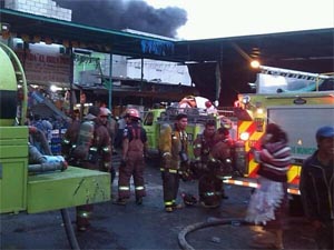 Incendio consume al menos 500 comercios en el mercado de La Terminal