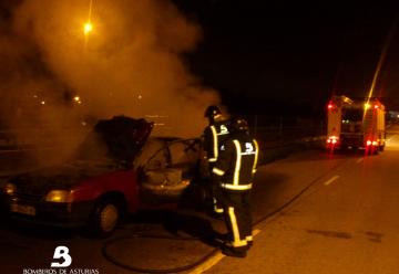 Un bombero resulta herido al sofocar un incendio en una casa en Mieres