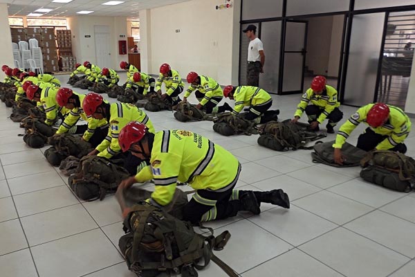 Asonbomd presenta primera unidad de bomberos paracaidistas