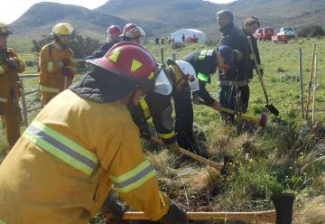 Bomberos se capacitaron en combate de incendio forestal