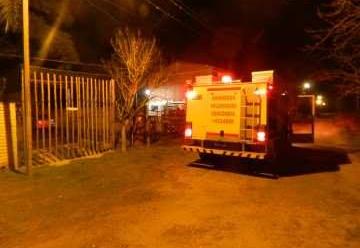 El fuego destruyó la totalidad de una precaria vivienda de madera