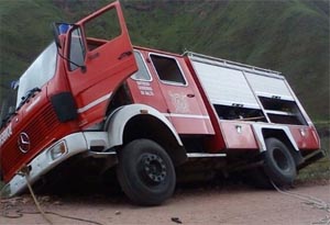 Bomberos casi caen a un precipicio por una falsa llamada