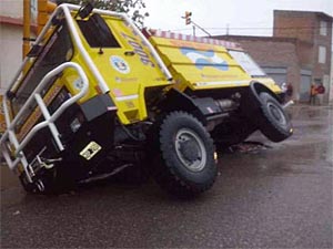 Se accidentó el jefe de Bomberos: cedió el pavimento y se incrustó la autobomba