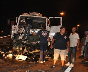 Camionero pierde la vida tras chocar contra el camión cisterna de Bomberos