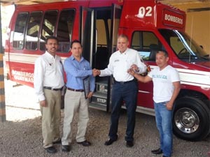 Estrena bomberos unidad de transporte