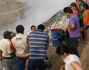 Fuego hirió a 2 periodistas y humo afectó a bomberos