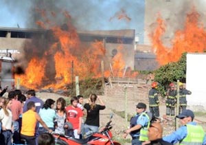 Devastador incendio dejó herido al jefe de Bomberos