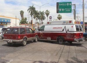 Choca ambulancia de Bomberos contra camioneta en Los Mochis