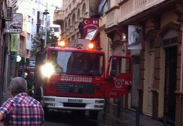 Dos bomberos Heridos en Tenerife al caer un falso techo cuando extinguían fuego