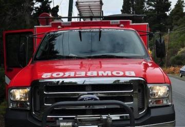 Agreden a bomberos en incendio de vivienda