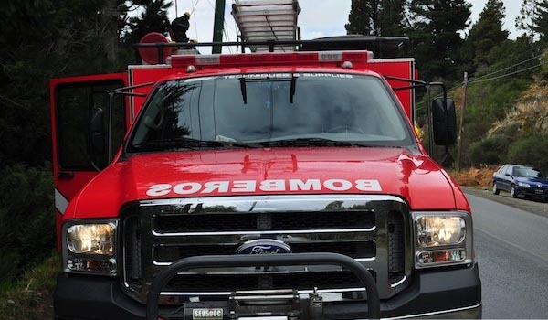 Agreden a bomberos en incendio de vivienda
