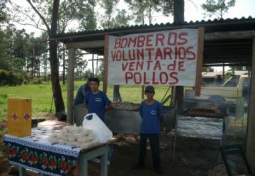 Bomberos: Venden pollos para recaudar dinero para el combustible