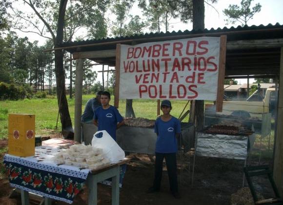 Bomberos: Venden pollos para recaudar dinero para el combustible