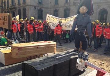 Unos 600 bomberos se manifiestan ante la Generalitat