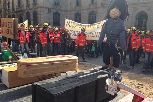 Unos 600 bomberos se manifiestan ante la Generalitat