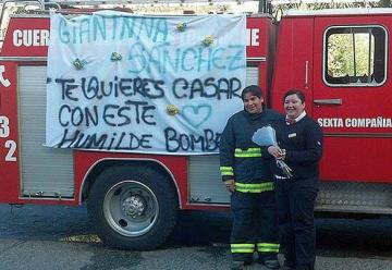 En carrobomba llegó un bombero a pedirle matrimonio a su novia en Loncoche