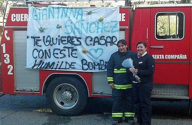 En carrobomba llegó un bombero a pedirle matrimonio a su novia en Loncoche