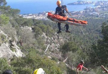 Bomberos rescatan a un escalador accidentado en presa