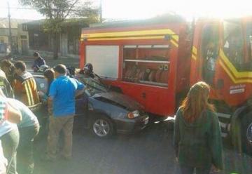 Cinco lesionados dejó el choque entre un auto y un carro de Bomberos