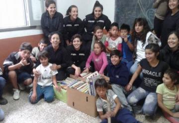 Mujeres bomberos solidarias con una escuela