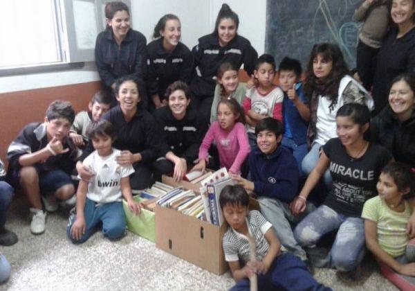 Mujeres bomberos solidarias con una escuela