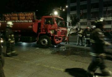 Choque de carros de Bomberos deja a dos bomberos heridos