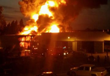 Gran incendio afecta a bodegas en Quilicura