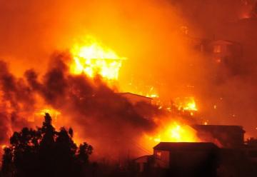 Incendio en Valparaíso: llamas consumen casas y hectáreas