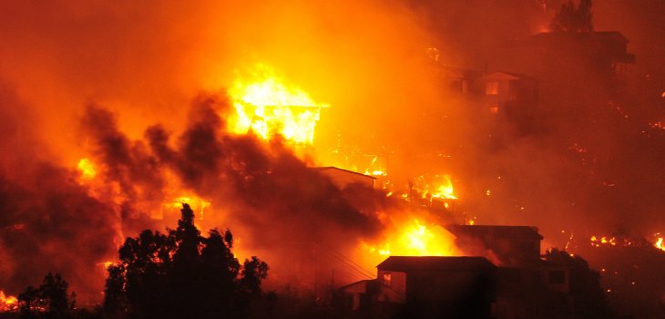 Incendio en Valparaíso: llamas consumen casas y hectáreas
