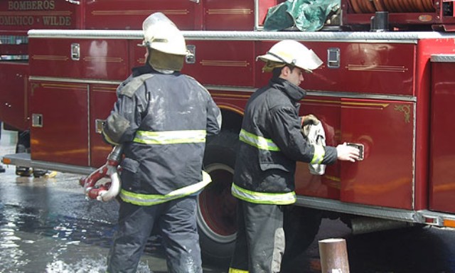 Controlan incendio de grandes dimensiones en una maderera de Lanús