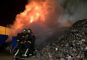 Incendio en deposito de materiales para reciclar