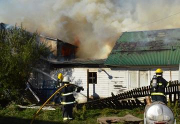 Voraz incendio arraso con dos viviendas