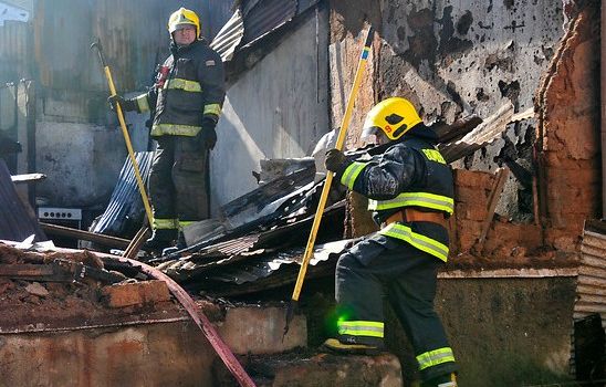 Dos bomberos electrocutados y dos viviendas siniestradas dejó incendio en Valdivia