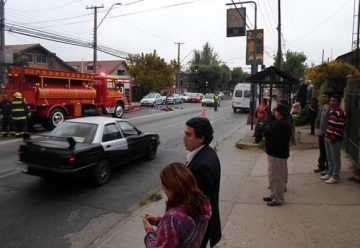 Dos bomberos lesionados en incendio a una importadora en Quilpué