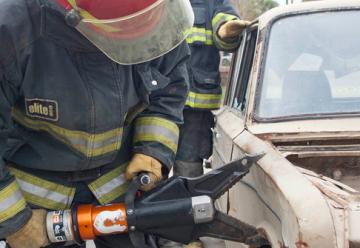 Bomberos aprenden técnicas de rescate vehicular
