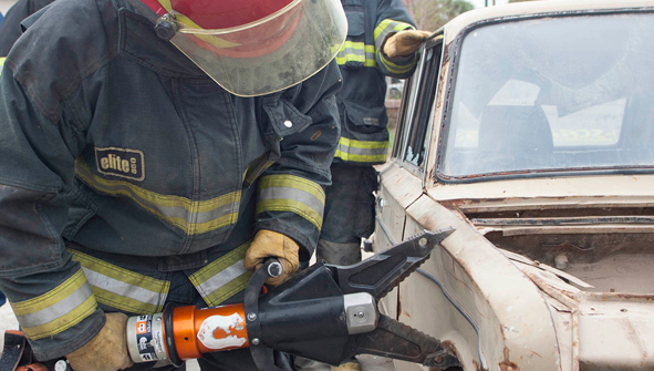 Bomberos aprenden técnicas de rescate vehicular