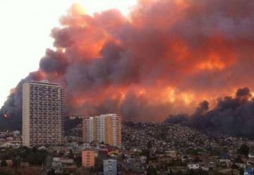 Alerta roja por gravísimo incendio en Valparaíso